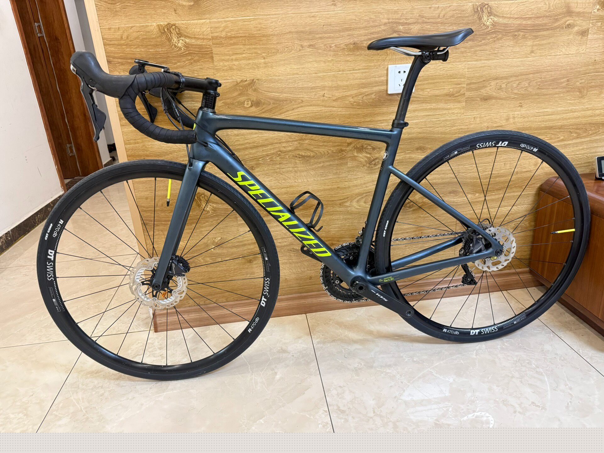 Specialized Tarmac SL6 Carbon Road Bike — Size 52 (Genuine Import)